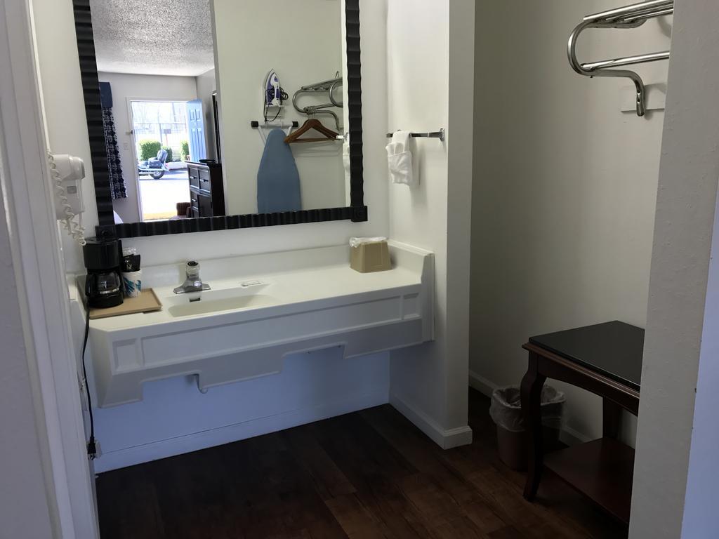 Americas Best Value Inn & Suites Расселвілль Екстер'єр фото